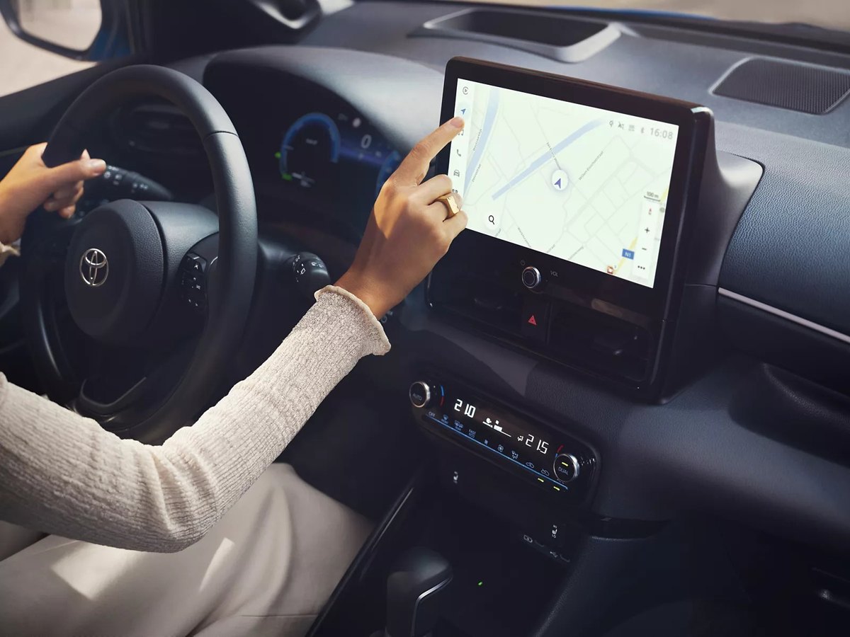Dashboard and touchscreen of the facelifted Toyota Yaris Hybrid